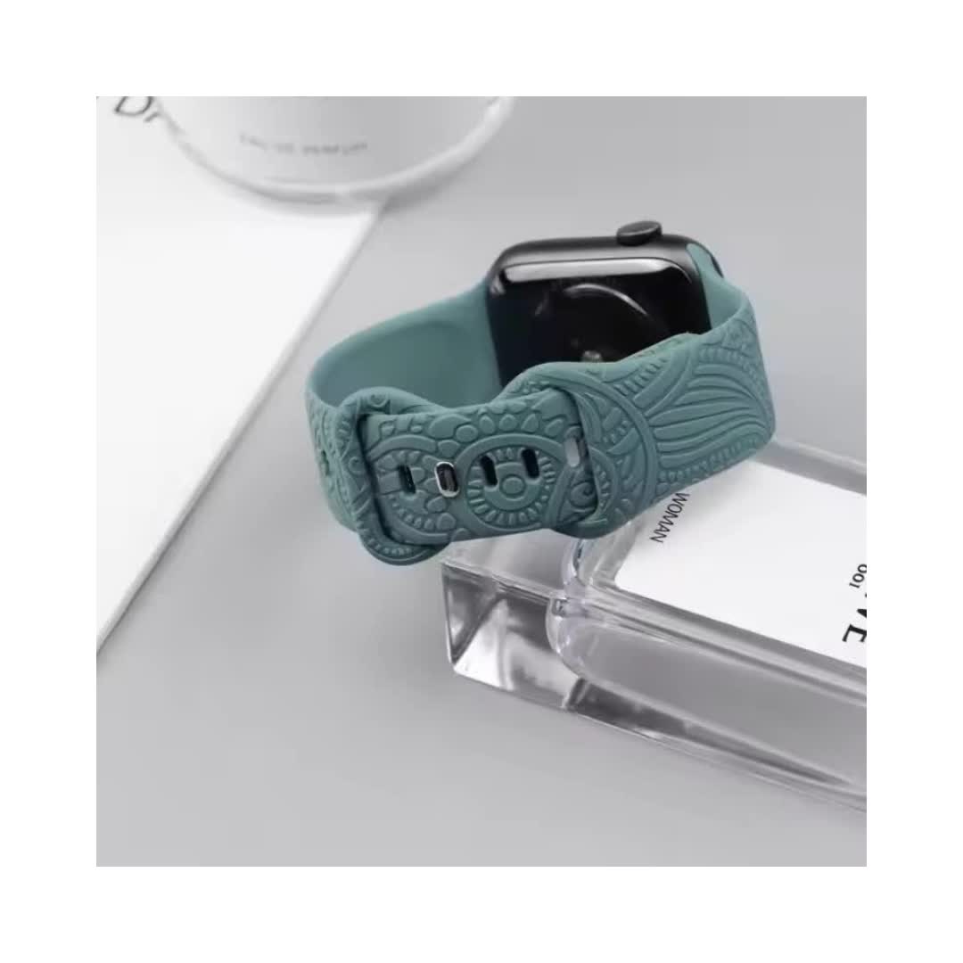 Pulsos para Apple Watch y relojes inteligentes en diferentes materiales como silicona, cuero, metal, nailon y resina. Todos los tamaños de Apple Watch (38, 40, 41, 42, 44, 45, 46 y 49 mm) y con relojes inteligentes.
